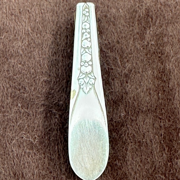 Accessories - Elegant Silver Floral Hair Clip